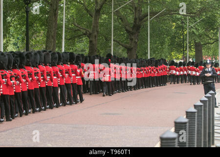 Londres, Royaume-Uni. 17 mai, 2019. Les membres de Sa Majesté's Foot Guards représentant divers régiments ménage prendre part à la parade des Horse Guards à répétitions de couleur pour l'anniversaire de la Reine le 8 juin parade Crédit : amer ghazzal/Alamy Live News Banque D'Images