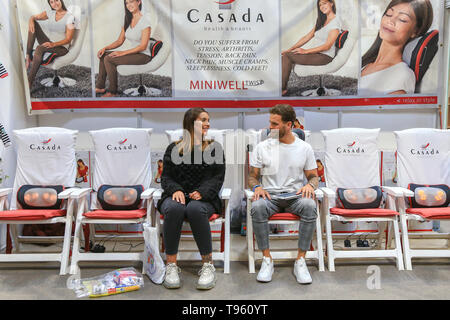 Birmingham, UK. 17 mai, 2019. La réalité TV show stars Jess cisailles et levier Dom apparaissent à la Baby Show à Birmingham, nec. L'île de l'amour couple qui se sont mariés sur LIVE TV attendent leur premier enfant, mais l'échéance est un secret. Le couple essayer un coussin de massage Casada Pierre Lopeman/Alamy Live News Banque D'Images