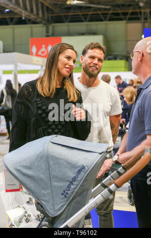 Birmingham, UK. 17 mai, 2019. La réalité TV show stars Jess cisailles et levier Dom apparaissent à la Baby Show à Birmingham, nec. L'île de l'amour couple qui se sont mariés sur LIVE TV attendent leur premier enfant, mais l'échéance est un secret. Le couple regarde poussettes et sièges de voiture de bébé. Peter Lopeman/Alamy Live News Banque D'Images