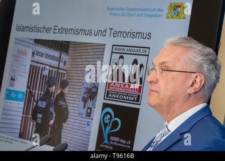 Munich, Allemagne. 17 mai, 2019. Joachim Herrmann (CSU), Ministre de l'Intérieur de Bavière, présente le Verfassungsschutzbericht 2018 au Ministère bavarois de l'intérieur. Crédit : Peter Kneffel/dpa/Alamy Live News Banque D'Images