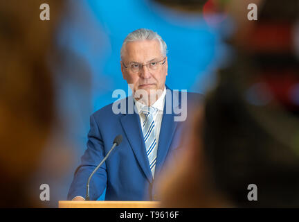 Munich, Allemagne. 17 mai, 2019. Joachim Herrmann (CSU), Ministre de l'Intérieur de Bavière, présente le Verfassungsschutzbericht 2018 au Ministère bavarois de l'intérieur. Crédit : Peter Kneffel/dpa/Alamy Live News Banque D'Images