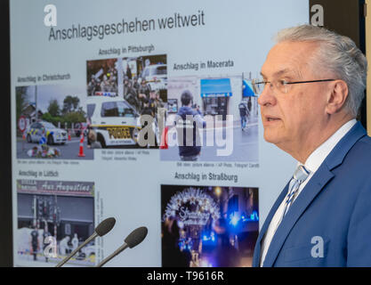 Munich, Allemagne. 17 mai, 2019. Joachim Herrmann (CSU), Ministre de l'Intérieur de Bavière, présente le Verfassungsschutzbericht 2018 au Ministère bavarois de l'intérieur. Crédit : Peter Kneffel/dpa/Alamy Live News Banque D'Images