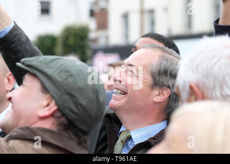 Dudley, West Midlands, England, UK - Vendredi 17 mai 2019 - Nigel Farage à la rencontre du public pendant la partie Brexit tour à Dudley, West Midlands de l'avant des semaines prochaines élections du Parlement européen - La ville de Dudley a voté 67 % en faveur de la sortie de l'UE dans le référendum de 2016. Photo Steven Mai / Alamy Live News Banque D'Images