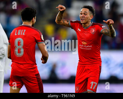 (190517) -- Doha, 17 mai 2019 (Xinhua) -- l'Duhail Junior Edmilson (R) célèbre après avoir remporté la finale de la Coupe du match de football entre Amir Al Sadd SC et Al Duhail SC au stade Al-Wakrah construit récemment à Doha, capitale du Qatar, le 16 mai 2019. Al Duhail a gagné 4-1 et a réclamé le titre. (Xinhua/Nikku) Banque D'Images