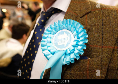 Dudley, West Midlands, England, UK - Vendredi 17 mai 2019 - UN Brexit parti candidat porte une rosette durant la partie Brexit tour à Dudley, West Midlands de l'avant des semaines prochaines élections du Parlement européen - La ville de Dudley a voté 67 % en faveur de la sortie de l'UE dans le référendum de 2016. Photo Steven Mai / Alamy Live News Banque D'Images