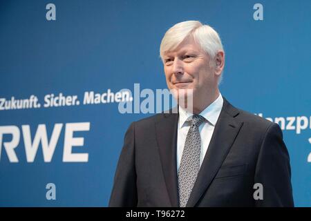 Le Dr Rolf Martin SCHMITZ, chef de la direction, la moitié de la figure, la moitié de la figure ;, RWE Logo ; conférence de presse annuelle de RWE AG sur 14.03.2019 à Essen | conditions dans le monde entier Banque D'Images