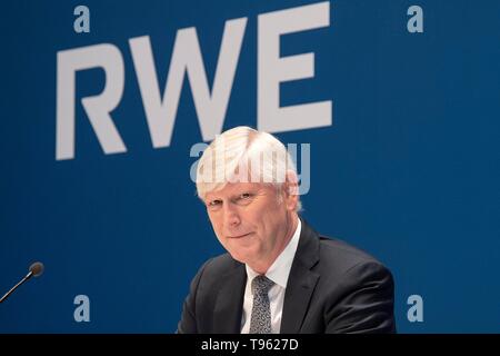 Le Dr Rolf Martin SCHMITZ, PDG, portrait sous RWE Logo ; conférence de presse annuelle de RWE AG sur 14.03.2019 à Essen | conditions dans le monde entier Banque D'Images