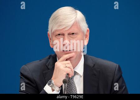 Le Dr Rolf Martin SCHMITZ, PDG, portrait, avec un index sur le menton, réfléchi, curieux ; conférence de presse annuelle de RWE AG sur 14.03.2019 à Essen | conditions dans le monde entier Banque D'Images