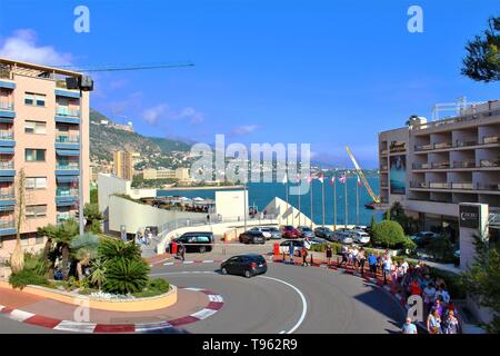 Les touristes de prendre dans la fameuse épingle Fairmont' coude du circuit du Grand Prix de Monte Carlo, en face de l'hôtel Fairmont, le 25 octobre 2018. Banque D'Images