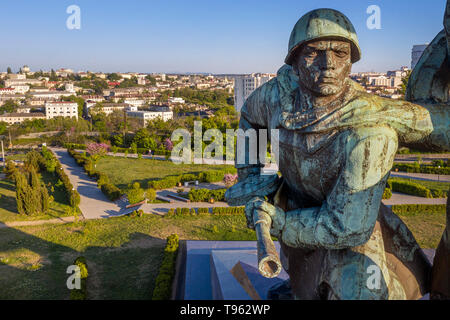 Close-up fragment du monument aux défenseurs héroïques de Sébastopol 'Sailor et Soldier', sur l'île de cristal et une vue panoramique sur la ville de Sevast Banque D'Images