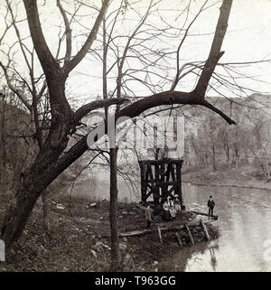 La poulie et le câble pour ferry tirées à la main sur le ruisseau de Kenwood, Albany, New York), ch. 1903. Julius M. Wendt (États-Unis, actif des années 1900 - années 1910). Argentique. Banque D'Images