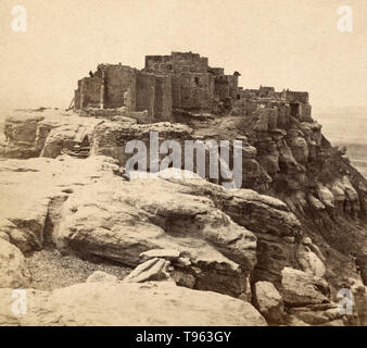 Walpi Pueblo Hopi, Arizona, 1872, à propos de. Walpi est un village Hopi créé autour de l'an 900, situé à l'Est du Grand Canyon en Navajo comté, le nord de l'Arizona. Walpi est le terme Hopi pour 'place de l'encoche." Par le passé, le village a été également connu comme Ash Hill Terrace, Gaspe, Gualpi Hualpi, Kuchapturela Valpee,,, et Wolpi. Walpi est devenu le nom officiel à la suite d'une décision du Conseil des noms géographiques en 1915. Walpi est un ancien complexe pueblo en pierre situé sur la première Mesa (de trois), 300 pieds (91 m) au-dessus du canyon, sur la réserve Hopi. Banque D'Images