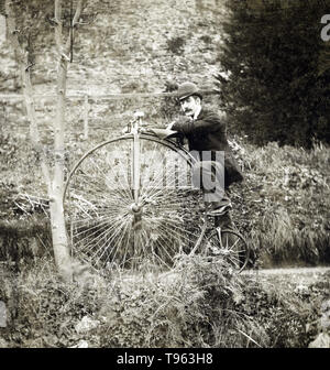 Une antique bicyclette ; américain ; vers 1891. Le penny-farthing, aussi connu comme une grande roue, high wheeler et ordinaire, est un type de vélo avec une grande roue avant et une plus petite roue arrière. Il était populaire après le "boneshaker" jusqu'à ce que le développement de la bicyclette dans les années 1880. C'était la première machine d'être appelé un 'location'. Banque D'Images