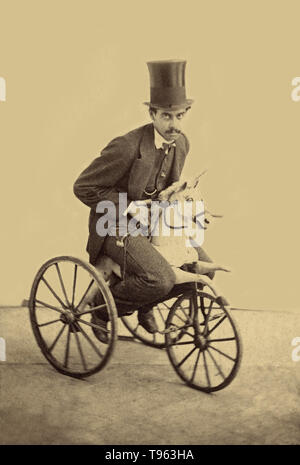 Mustachioed homme en chapeau haut de circonscription un tricycle avec un cheval de bois attaché à lui, autour de 1865. Banque D'Images