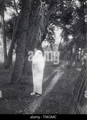 Cheyenne en attente dans la forêt, dans l'espoir de répondre à sa petite amie, 1910. Edward S. Curtis (américain, 1868 - 1952). Cyanotype. Le Cheyenne sont un des peuples autochtones des grandes plaines et leur langue est de la famille des langues algonquiennes. Banque D'Images