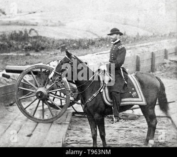 General Sherman et son cheval. Cette vue a été prise dans les tranchées avant d'Atlanta, Géorgie, 1865. Edward et Henry T. Anthony & Cie (American, 1862 - 1902). À l'albumine argentique. William Tecumseh Sherman (1820-1891) était un général américain dans l'Armée de l'Union durant la guerre de Sécession (1861-1865), pour lequel il a reçu la reconnaissance pour sa remarquable maîtrise de la stratégie militaire ainsi que de critiques pour l'âpreté de la "politique de la terre brûlée qu'il a mis en œuvre des politiques à mener une guerre totale contre les États confédérés. Banque D'Images