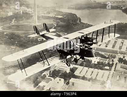Avion volant au-dessus de Washington D.C. Fedele Azari (Italien, 1895 - 1930), Washington, District of Columbia, United States, 1914 - 1929, tirage argentique. Banque D'Images