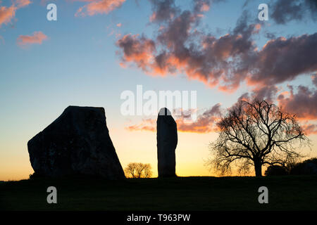 En Pierres Sarsen Avebury Stone Circle au printemps au lever du soleil. Avebury, Wiltshire, Angleterre. Silhouette Banque D'Images