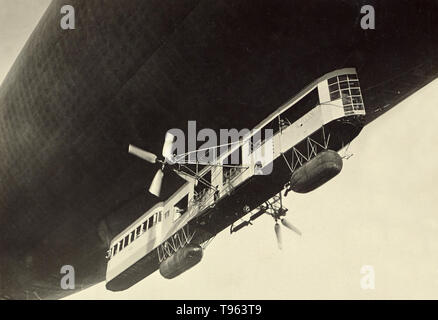 Un dirigeable de gondole. Fedele Azari (Italien, 1895 - 1930), Milan, Italie ; 1914 - 1929 ; argentique. Banque D'Images