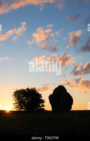 West Kennet Avenue des pierres à Avebury Stone Circle au printemps au lever du soleil. Avebury, Wiltshire, Angleterre. Silhouette Banque D'Images