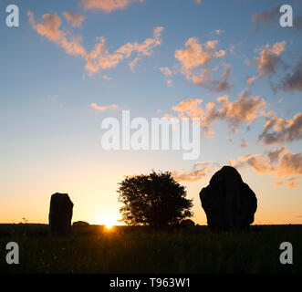 West Kennet Avenue des pierres à Avebury Stone Circle au printemps au lever du soleil. Avebury, Wiltshire, Angleterre. Silhouette Banque D'Images