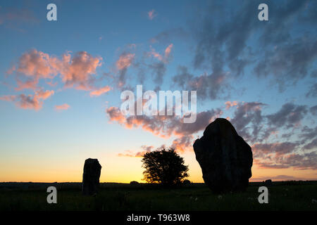 West Kennet Avenue des pierres à Avebury Stone Circle au printemps au lever du soleil. Avebury, Wiltshire, Angleterre. Silhouette Banque D'Images