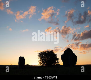 West Kennet Avenue des pierres à Avebury Stone Circle au printemps au lever du soleil. Avebury, Wiltshire, Angleterre. Silhouette Banque D'Images