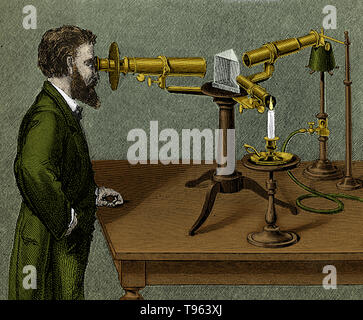 En 1830, Simms, opticien, faite d'une amélioration de la construction de le spectroscope en plaçant une lentille en face du prisme, de telle sorte que l'entaille était dans l'objectif. Cette lentille se transforme la lumière après son passage par la fente en un faisceau cylindrique, avant de pénétrer dans le prisme. Une autre lentille a aussi été introduit par lui qui reçoit le faisceau circulaire émergeant du prisme et l'oblige à jeter une image de la fente, ce qui peut être multiplié au plaisir pour chaque rayon. L'objectif entre le prisme et la fente est appelée la lentille de collimation. Cette image a été améliorée couleur. Banque D'Images