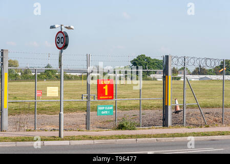 Crash la porte 1, porte 1 sortie de secours à l'aéroport de Londres Southend, Essex, Royaume-Uni. Garder signe clair. Des signes. Des barrières de sécurité sur le périmètre de l'aéroport Banque D'Images