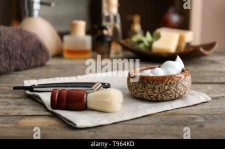 Le rasage accessoires pour hommes sur la table en bois Banque D'Images