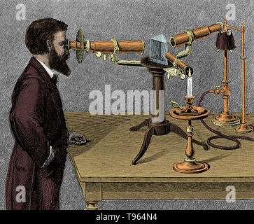 En 1830, Simms, opticien, faite d'une amélioration de la construction de le spectroscope en plaçant une lentille en face du prisme, de telle sorte que l'entaille était dans l'objectif. Cette lentille se transforme la lumière après son passage par la fente en un faisceau cylindrique, avant de pénétrer dans le prisme. Une autre lentille a aussi été introduit par lui qui reçoit le faisceau circulaire émergeant du prisme et l'oblige à jeter une image de la fente, ce qui peut être multiplié au plaisir pour chaque rayon. L'objectif entre le prisme et la fente est appelée la lentille de collimation. Banque D'Images