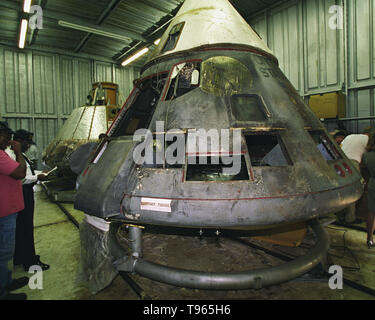 Apollo 1 inspection de l'épave. Avocat et expert technique Scott Grissom affichage de l'épave de l'Apollo 1 module de commande. La mission Apollo 1 (Apollo/Saturn 204 initialement) a abouti à une catastrophe sur le 27 janvier 1967 lorsqu'un incendie éclate dans le module de commande lors d'un test de lancement dans laquelle tous les trois de l'équipage principal est mort. Les astronautes Virgil 'Gus' Ivan Grissom, Edward Higgins White II, et Roger Bruce Chaffee est mort dans l'accident. Banque D'Images