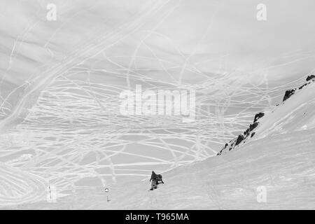 Deux snowboarders avant de descendre sur le freeride trace à sunny journée froide. Montagnes du Caucase en hiver, la Géorgie, la région Gudauri. Im aux tons noir et blanc Banque D'Images