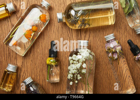 Vue de dessus de bouteilles transparentes avec soins bio sur fond de bois Banque D'Images