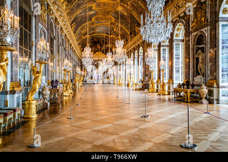 VERSAILLES, FRANCE - 14 Février 2018 : la galerie des glaces dans l'aile centrale du Palais de Versailles, la résidence du roi soleil Louis XIV Banque D'Images