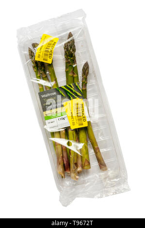 British asperges de Suffolk, vendus en jaune avec Waitrose autocollants réduit sur le paquet. Banque D'Images