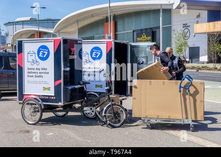 Zedify le service vélo avec les pilotes pour la livraison de colis de chargement du magasin IKEA à Greenwich. Banque D'Images