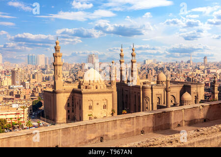 Vue sur le Mosque-Madrassa du Sultan Hassan, Le Caire, Egypte Banque D'Images