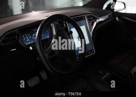 Tesla voiture électrique de nouvelle génération de Dark Brown Piscine Banque D'Images