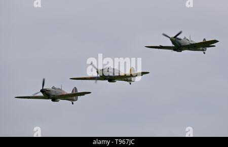 Supermarine Spitfire AR501, Hawker Hurricane P3717 Complet deux pièces en charmeuase un Hawker Sea Hurricane Z7015 produire ensemble à Shuttleworth Premiere saison sur le 5 mai 2019 Banque D'Images