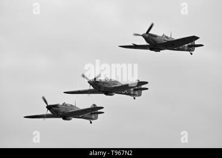 Supermarine Spitfire AR501, Hawker Hurricane P3717 Complet deux pièces en charmeuase un Hawker Sea Hurricane Z7015 produire ensemble à Shuttleworth Premiere saison sur le 5 mai 2019 Banque D'Images