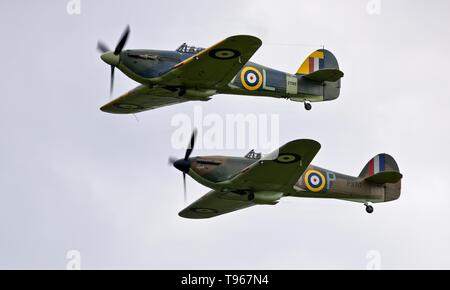 Hawker Sea Hurricane "Z7015" et "Hawker Hurricane P3717 Complet deux pièces en charmeuase" volant en formation à Shuttleworth Premiere saison sur le 5 mai 2019 Banque D'Images