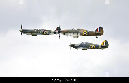 Supermarine Spitfire AR501, Hawker Hurricane P3717 Complet deux pièces en charmeuase un Hawker Sea Hurricane Z7015 produire ensemble à Shuttleworth Premiere saison sur le 5 mai 2019 Banque D'Images