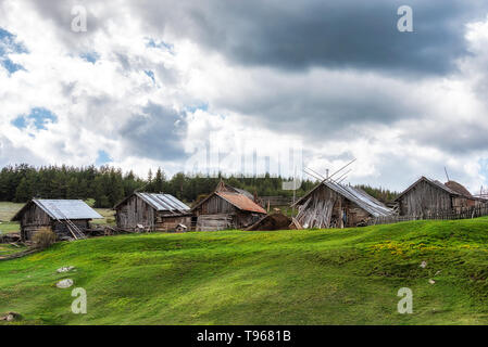 Maisons en montagne au printemps Banque D'Images