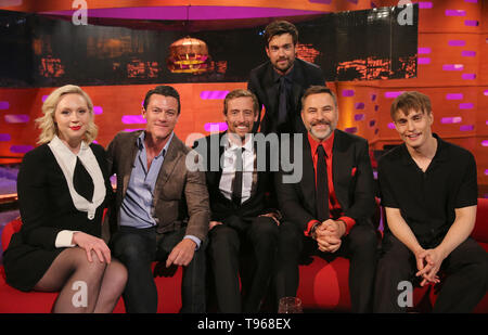 Jack l'hôte avec Whitehall (assis, de gauche à droite) Gwendoline Christie, Luke Evans, Peter Crouch, David Walliams et Sam pendant le tournage d'aile pour le Graham Norton Show à BBC Television Centre 6 Studioworks, Wood Lane, Londres, pour être diffusé sur BBC One le vendredi soir. Banque D'Images