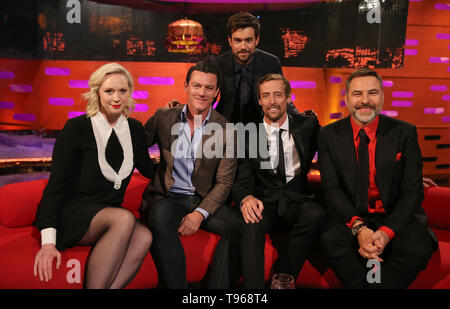 Jack l'hôte avec Whitehall (assis, de gauche à droite) Gwendoline Christie, Luke Evans, Peter Crouch et David Walliams pendant le tournage pour le Graham Norton Show à BBC Television Centre 6 Studioworks, Wood Lane, Londres, pour être diffusé sur BBC One le vendredi soir. Banque D'Images