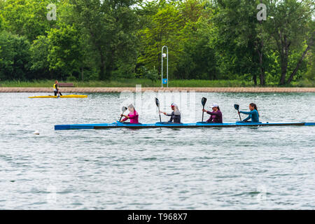 Quatre femmes sur la formation de l'équipe d'aviron bateau canal dans la ville de Plovdiv, Bulgarie Banque D'Images