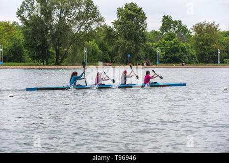 Quatre femmes sur la formation de l'équipe d'aviron bateau canal dans la ville de Plovdiv, Bulgarie Banque D'Images