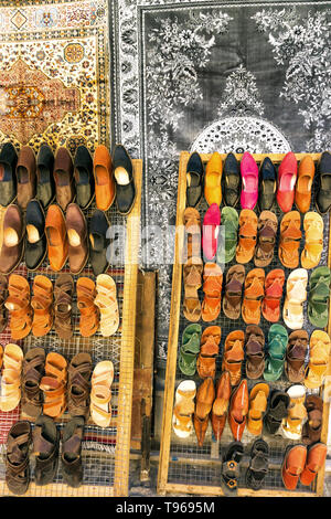 Chaussures colorés traditionnels et des tapis à vendre à Kairouan, Tunisie. Banque D'Images