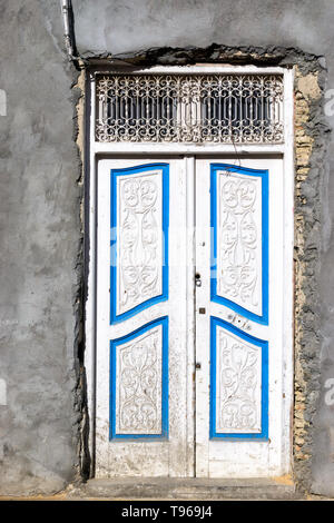 Porte blanche et grise façade de maison à Kairouan, Tunisie. Banque D'Images